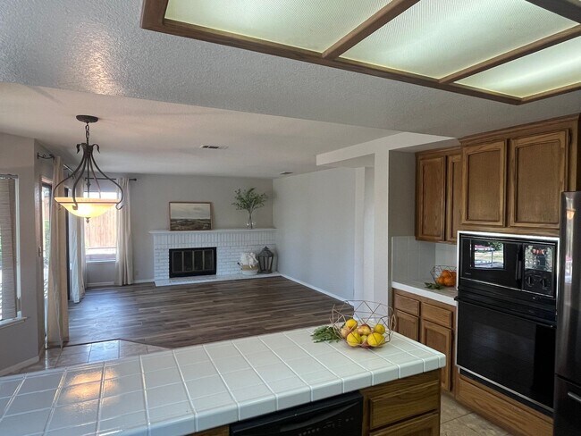 Building Photo - 4 Bedroom Home with 3- Car Garage in Hercules