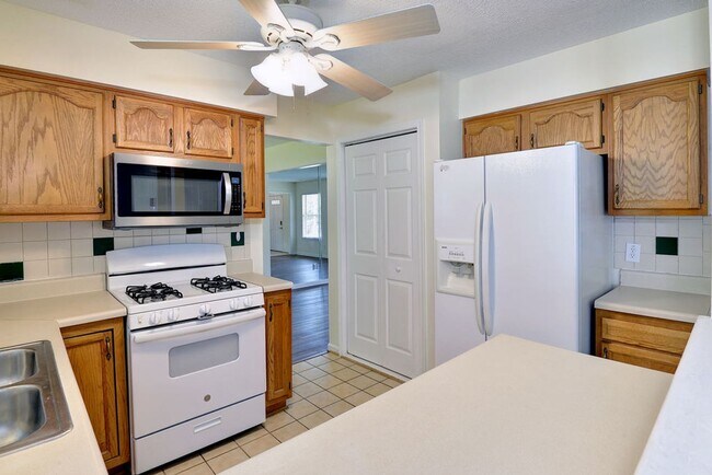 Building Photo - Convenient Coventry Home