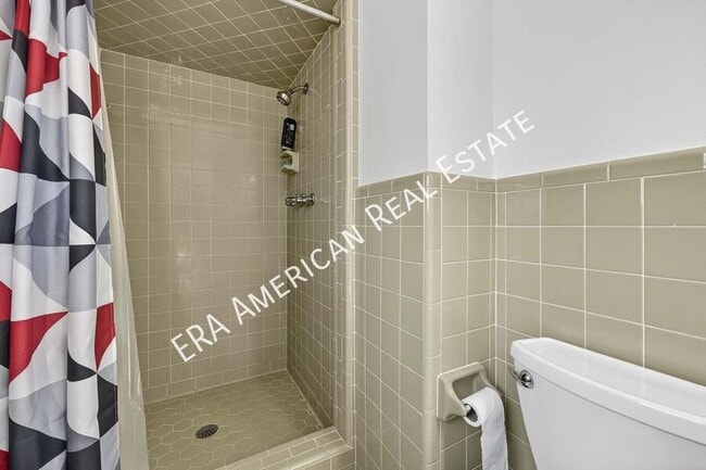 Building Photo - 614 Merioneth Dr NE