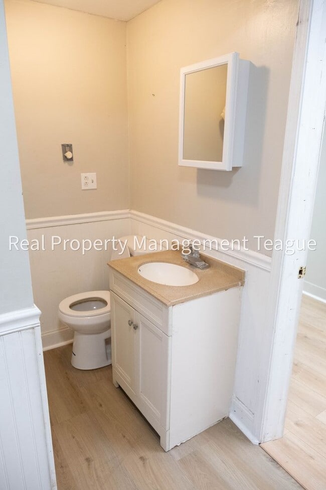 Building Photo - 1 S Main St