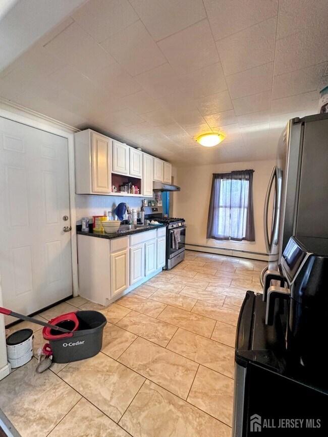 Building Photo - 136 Broad St