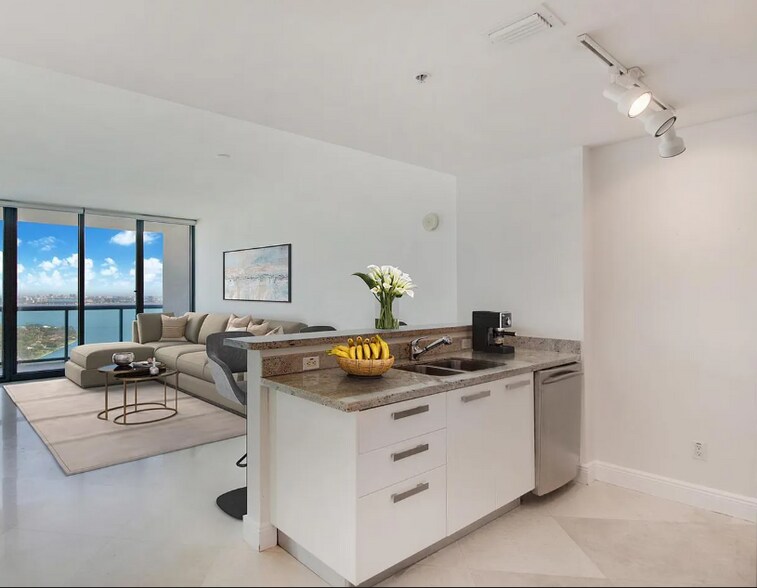 Building Photo - 601 NE 36th St