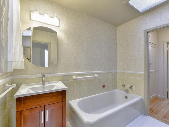 Building Photo - 3 bedroom in San Francisco CA 94118