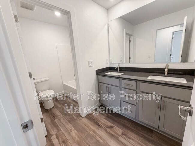 Building Photo - 4100 W Cirrus Ln