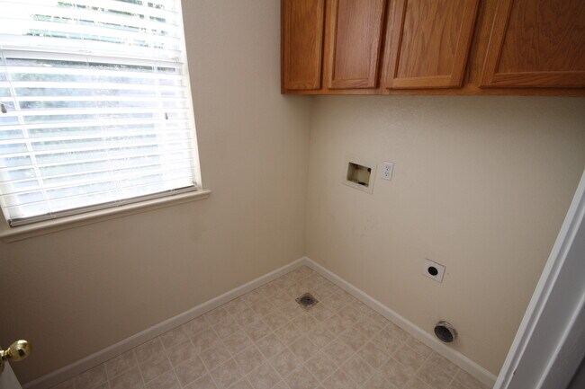 Building Photo - Located in Stonelake, 4 Bed, 2.5 Bath Elk ...