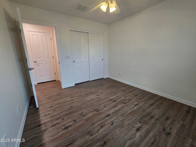 Building Photo - 1514 E Hummingbird Way