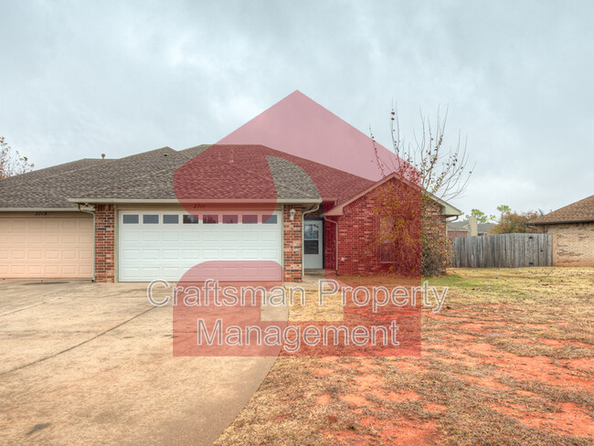 Building Photo - 2711 Silvertree Dr