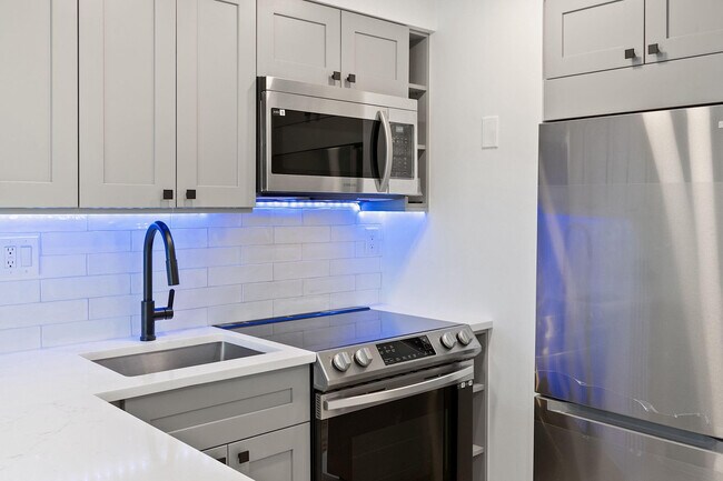 Building Photo - 2900 NE 30th St