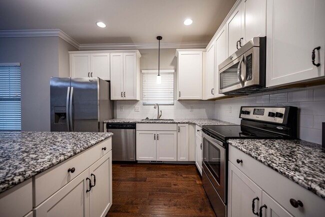 Building Photo - 4 Bedroom 2.5 Bathroom Home