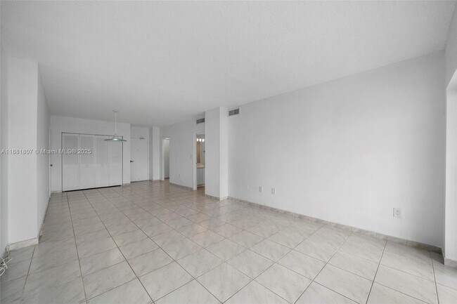 Building Photo - 300 Bayview Dr