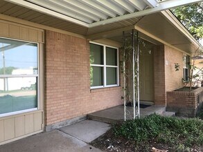 Building Photo - Bryan - 4 bedroom / 2 bath / fenced in back yard, Home - Available Now