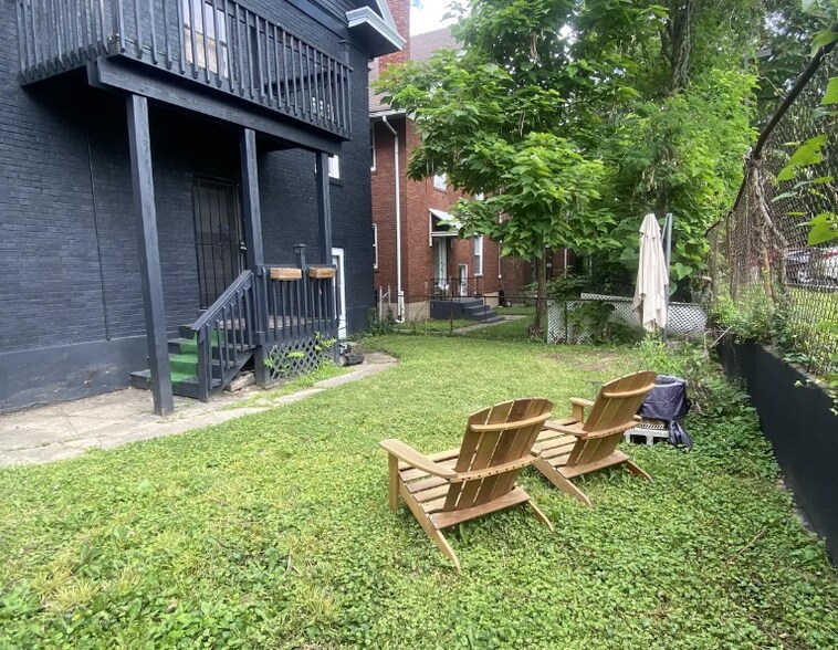 shared backyard - 2606 Melrose Ave