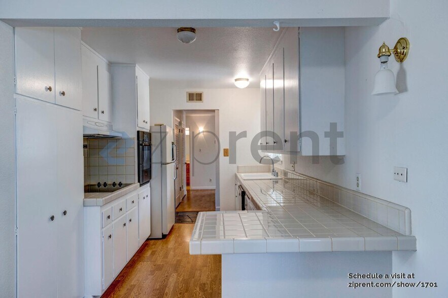 Building Photo - 950 Pecan Pl