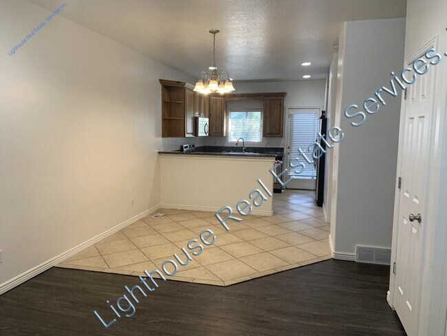 Building Photo - Fantastic Murray 3 Bedroom Townhome!