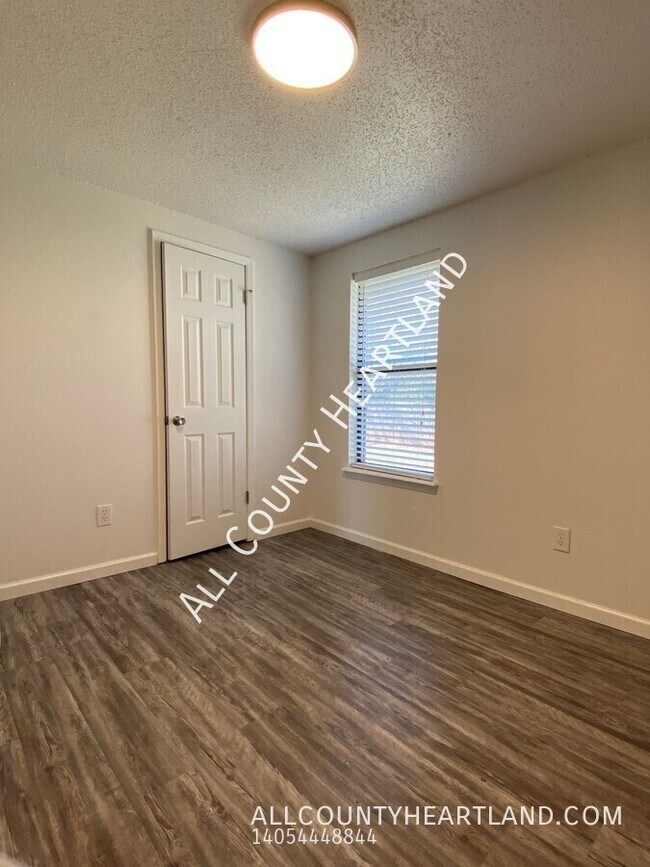 Building Photo - 1809 SE 12th St