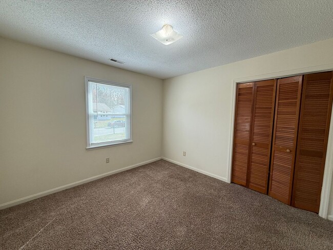 Building Photo - Nice 2 bedroom, 1 bath duplex