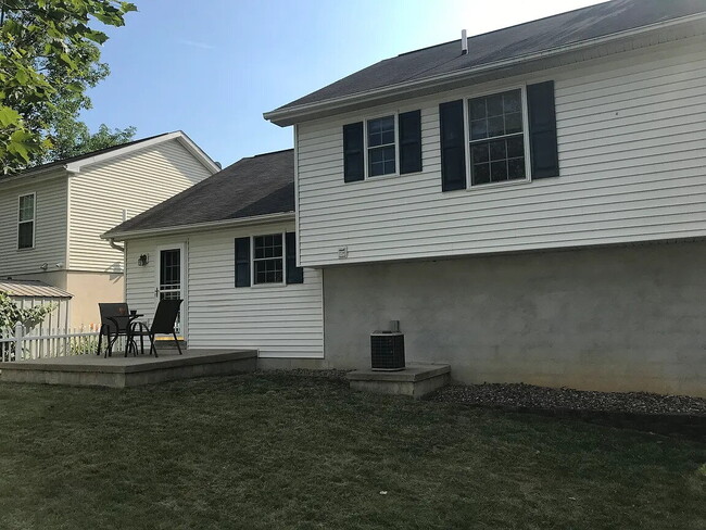 Building Photo - This pet free single family home is strategically located in State College