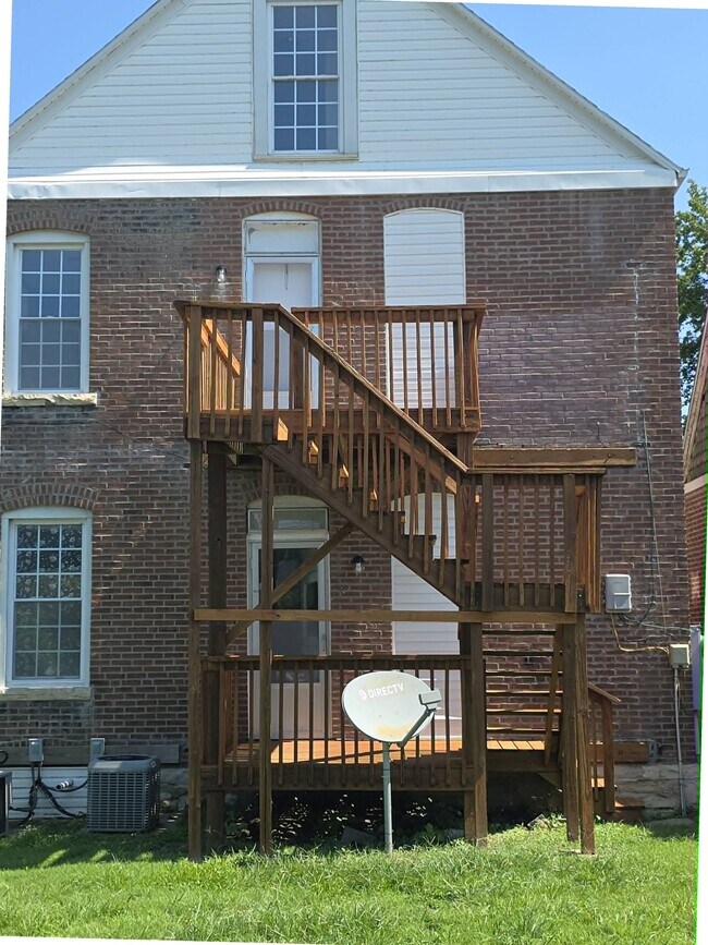 Building Photo - 624 School St