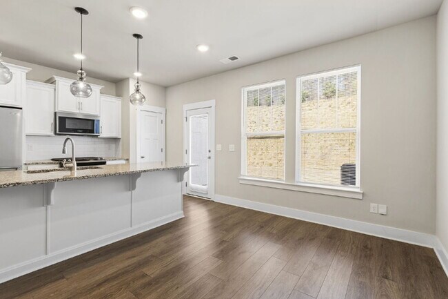 Building Photo - Craftsman 3BD Townhome Near Downtown Greenville | Garage + Granite Kitchen