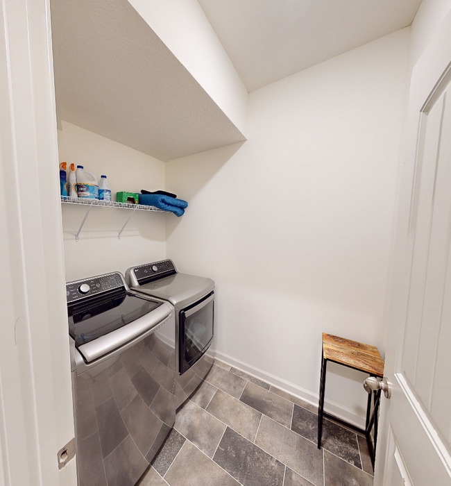 Building Photo - 2427 Hyacinth Ln