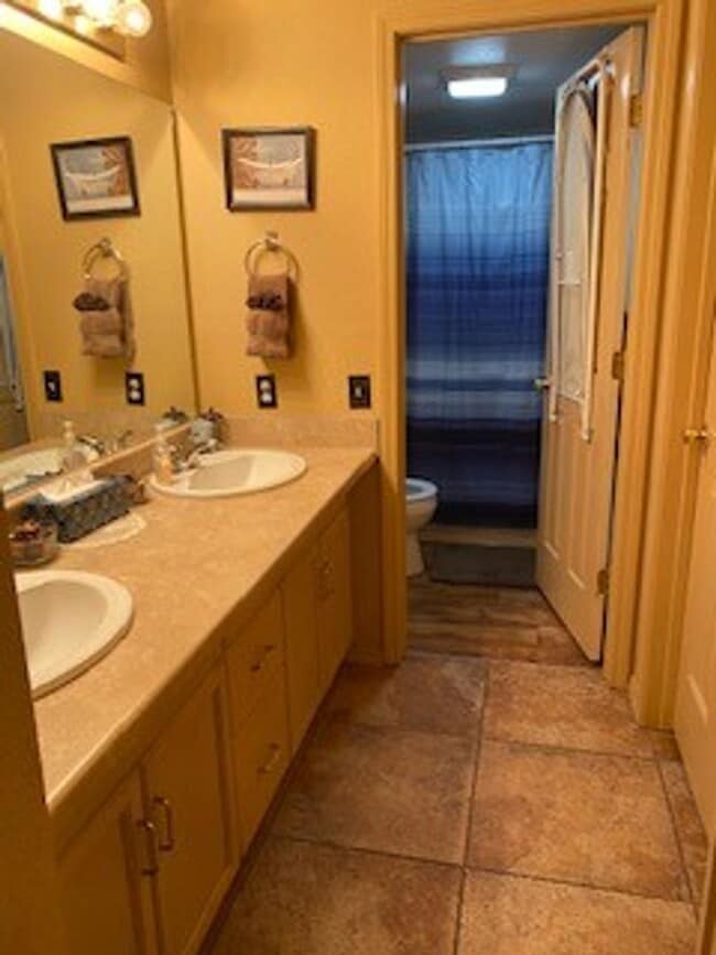 Building Photo - Furnished 2 bedroom 2 bath Loft Style Open...