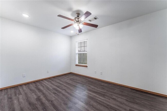 Building Photo - 203 Sage St