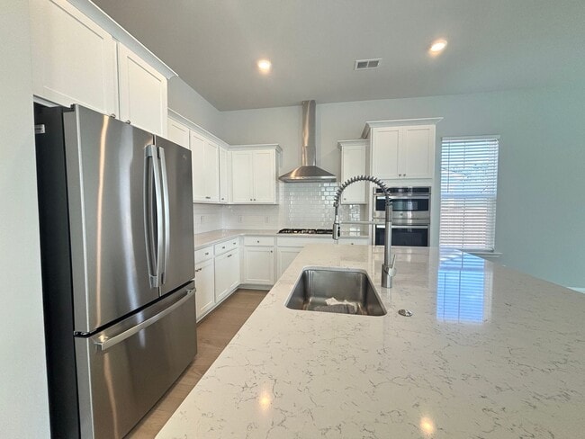 Building Photo - Beautiful 4-Bed Home in Limehouse Village ...