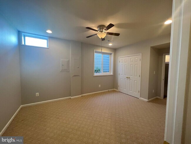 Building Photo - 43554 Freeport Pl
