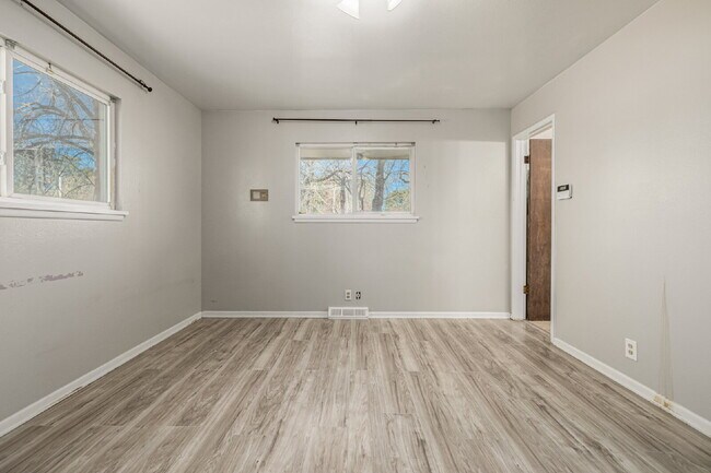 Building Photo - Great 3 Bed 3 Bath Hilltop Home for rent.