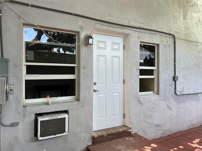 Building Photo - 820 SW 31st Ave