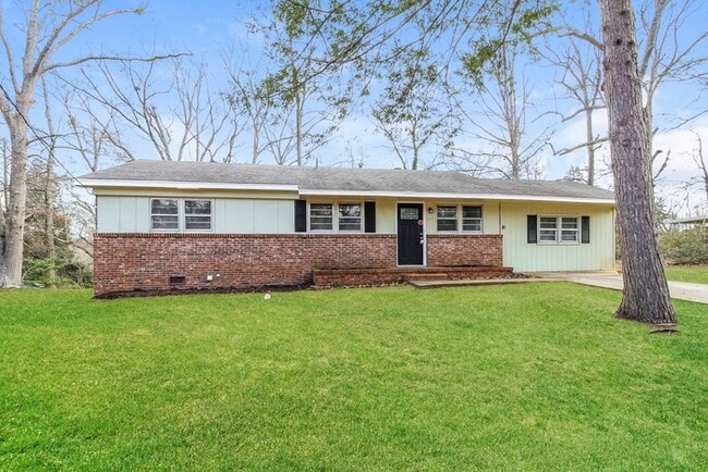 Primary Photo - 219 W Castle Dr