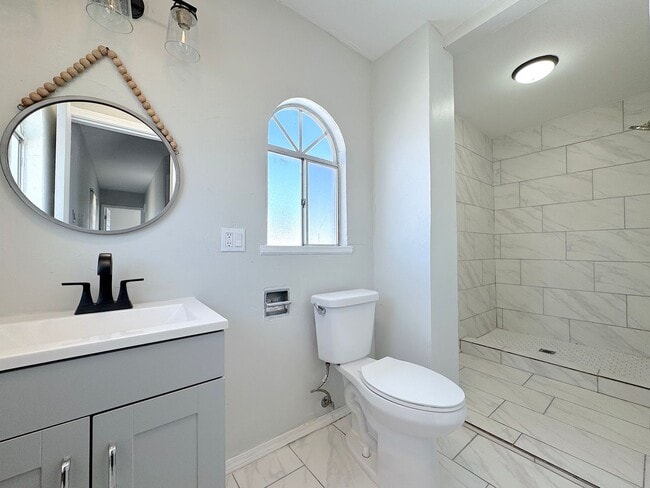 Building Photo - Central El Paso 2bed/1.5bath REFRIG A/C!