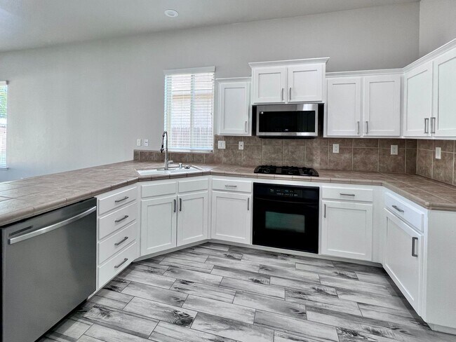 Building Photo - $2,895 Fowler & Church, Spacious 3 Bedroom...