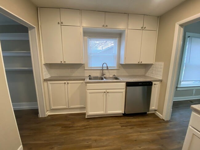Building Photo - Charming 4 bedroom/2 bath home in Winfield! Coming Available in mid-July!