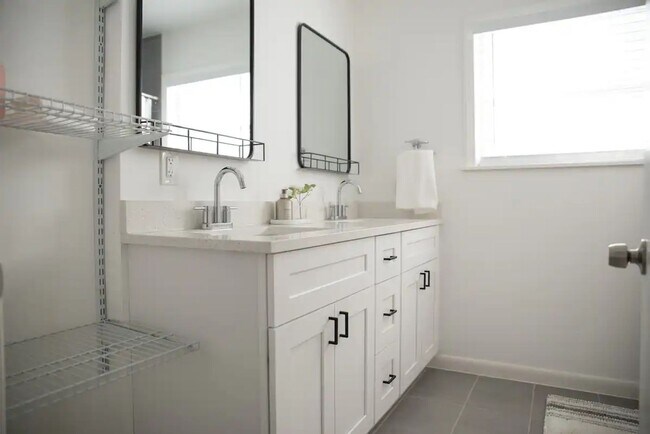 Building Photo - Fully Renovated 2x1 in a fabulous location!