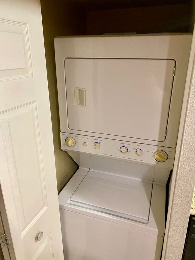 Building Photo - Furnished Scottsdale One Bedroom Condo For Long or Short Term (Min 3 Months)