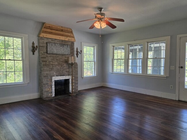 Building Photo - Move in Ready Historic Home in Downtown Cl...