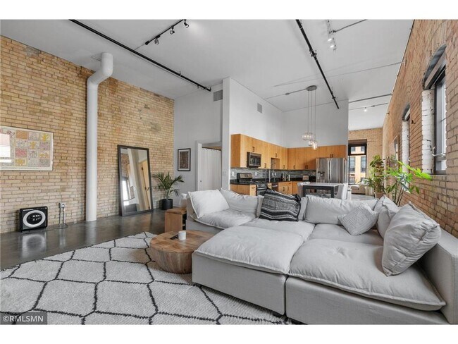 Primary Photo - 404 N Washington Ave