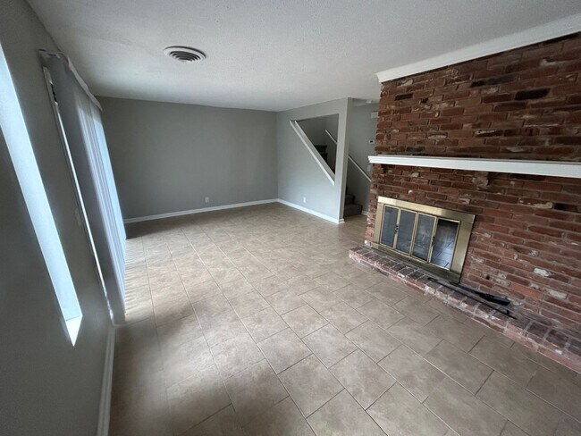 Building Photo - 240 Jamil Rd