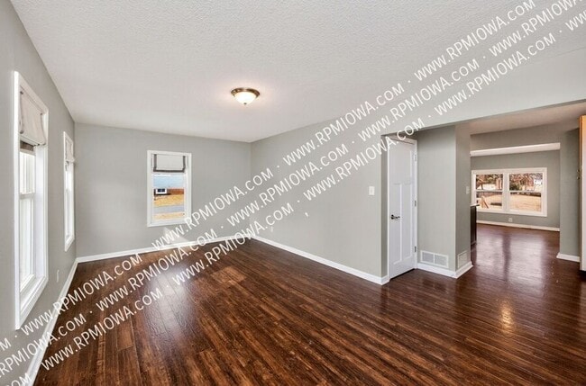 Building Photo - 6717 Roseland Dr