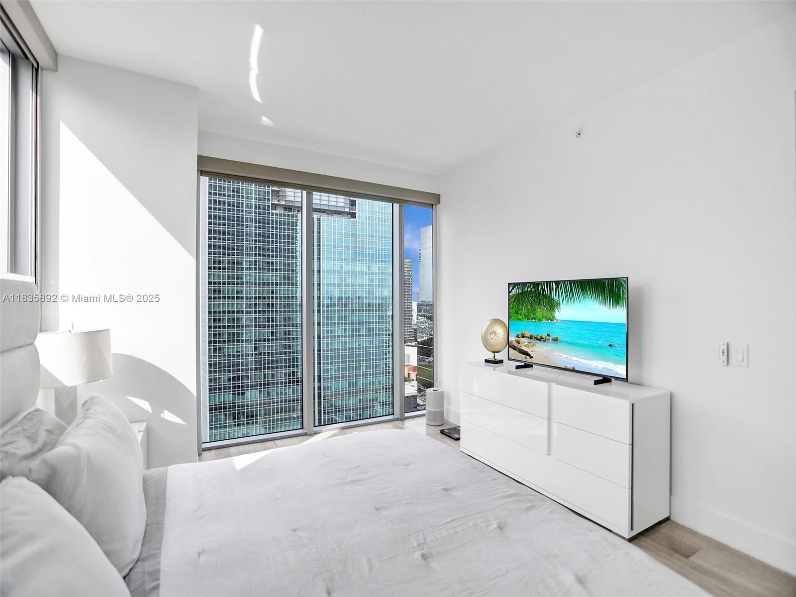Building Photo - 1300 Brickell Bay Dr