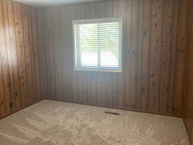 Building Photo - Turlock Country Living 3 Bedroom 2 Bath Home