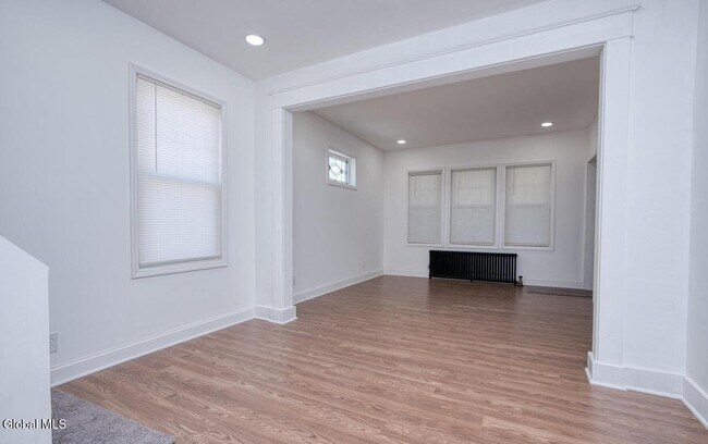 Building Photo - 1538 Nott St