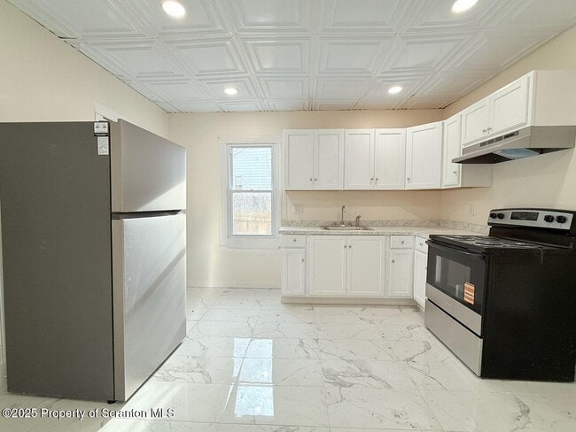 Building Photo - 210 Center Ave