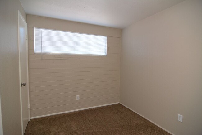 Building Photo - Charming 4 Bedroom 1 Bath Home! South Tucs...