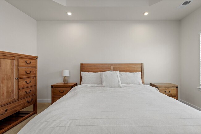 Building Photo - Luxurious three-story townhome with owner's suite and high-end finishes