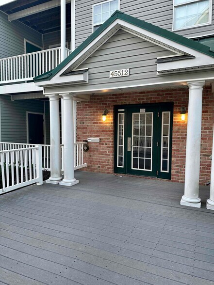 Primary Photo - 45512 Westmeath Way