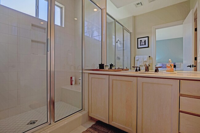 Building Photo - 425 Desert Holly Dr