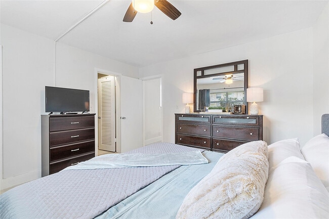 Building Photo - 3230 NE 13th St