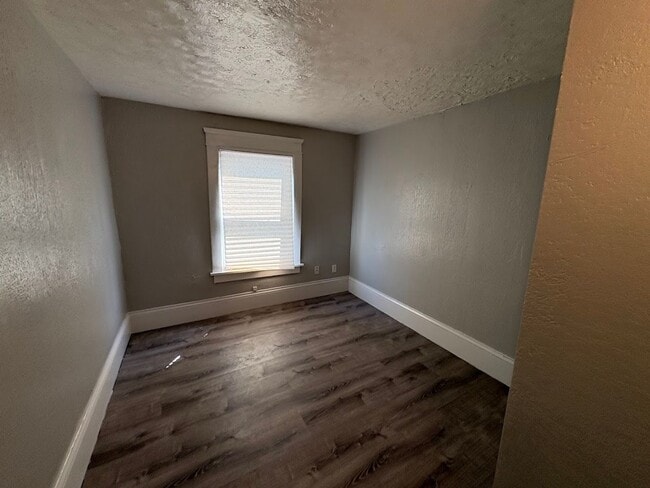 Building Photo - Three bedroom two bathroom home for rent